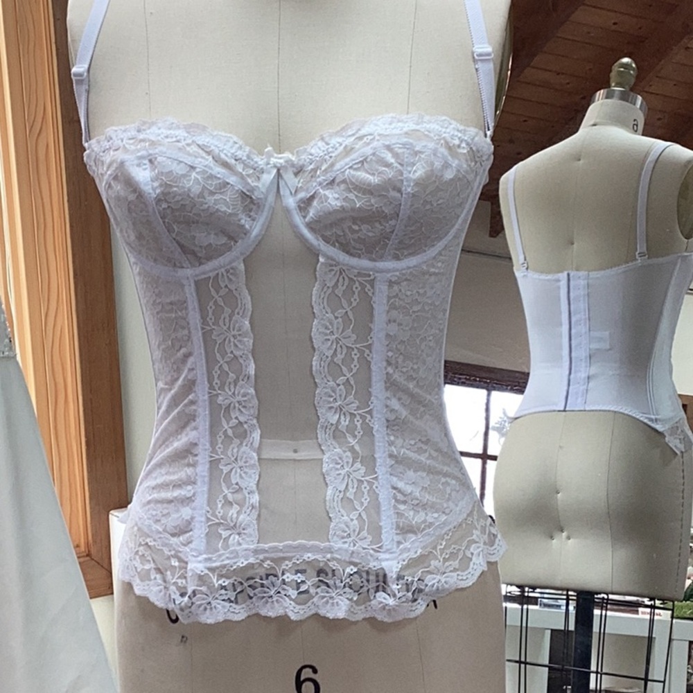 Elegant White Lace Bustier